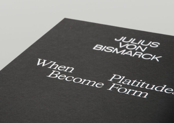 Buchverpackung in Schwarz mit Siebdruck in Weiß